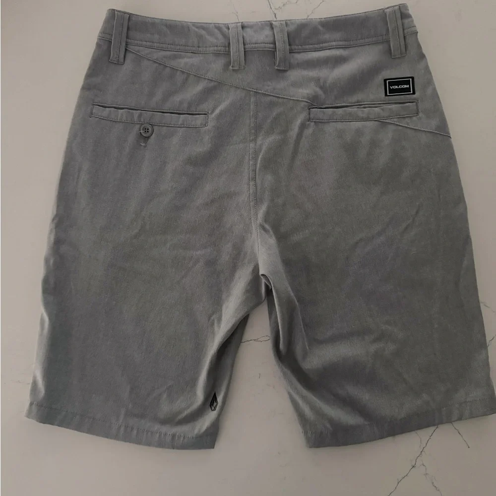 Volcom shorts size 28